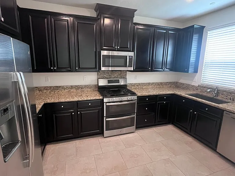 1021 Chapelhill Ln — Photo 2
