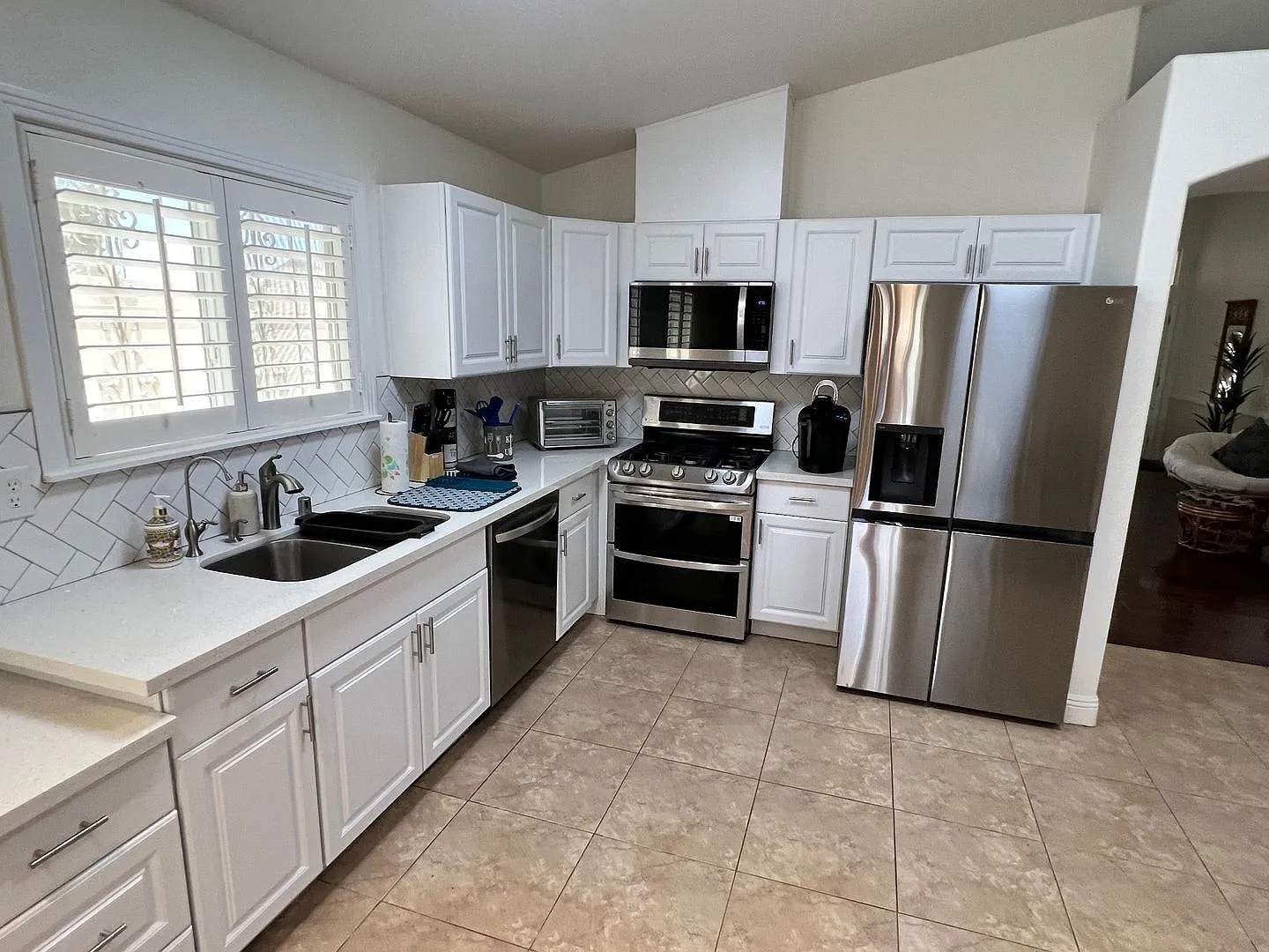 Cozy Fully Furnished Single Story Home — Photo 4