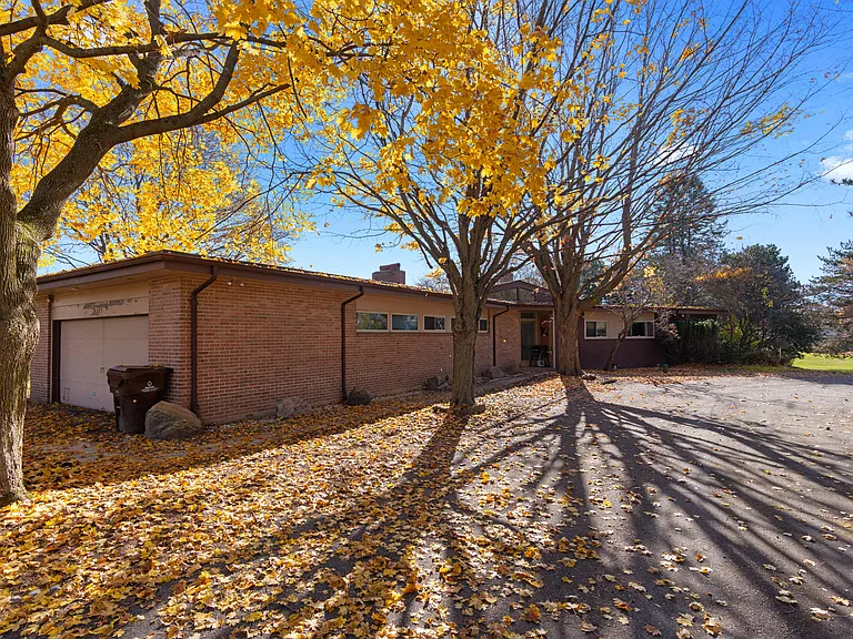 4105 Riverview Dr — Photo 2