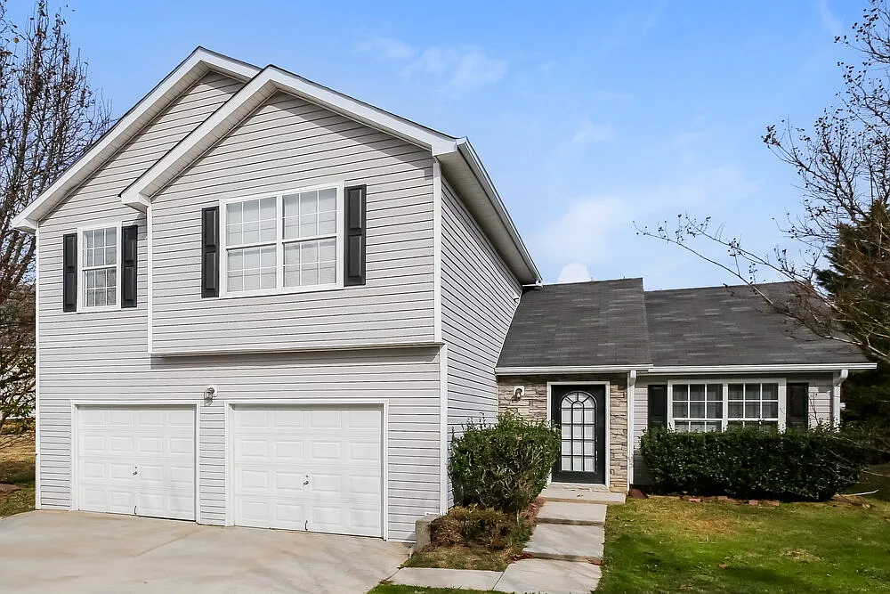 3 bed, 2.5 bath, 1347 sqft, $2,040 — Photo 1