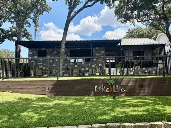 382 Lakeside Dr, Bowie, TX 76230