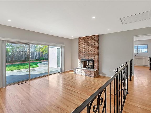 3rd image of 211 Kensington Way