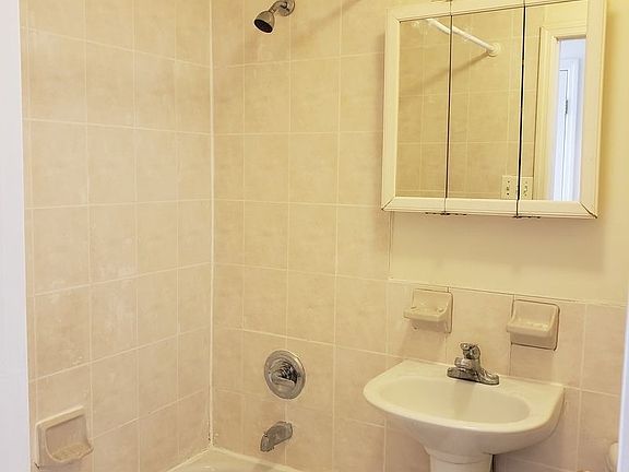 4th image of 2520 Crescent St APT 2C
