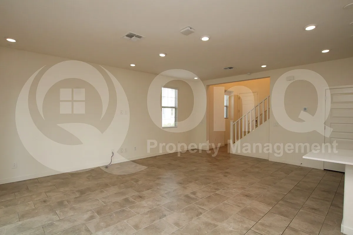 3 bed, 3.0 bath, 2100 sqft, $2,599 — Photo 4