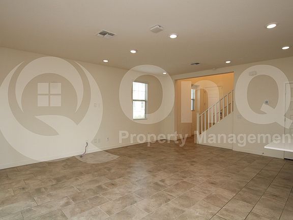4th image of 943 E Danbury Dr