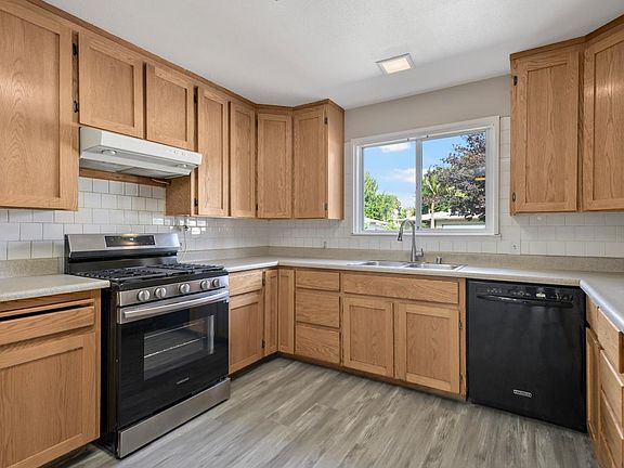5th image of 539 Menker Ave