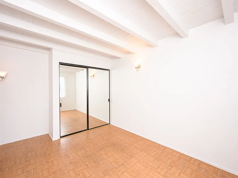 54 62nd Pl — Photo 7