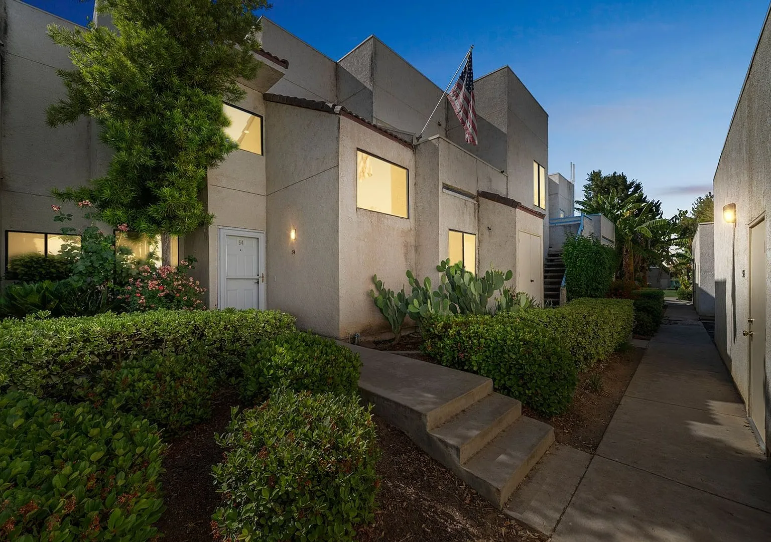 Exceptional home with modern luxury 3BR 2.5 B and lake , pool and mountain views! — Photo 2