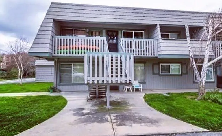 3330 Harbor Cir #F — Photo 1