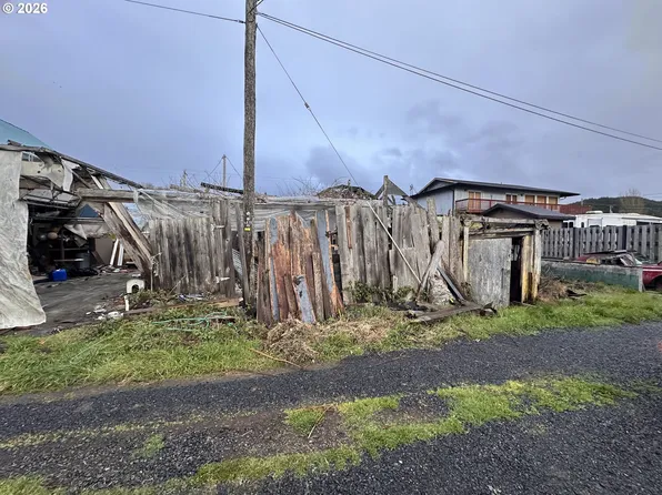 775 Broadway Ave #1, Reedsport, OR 97467