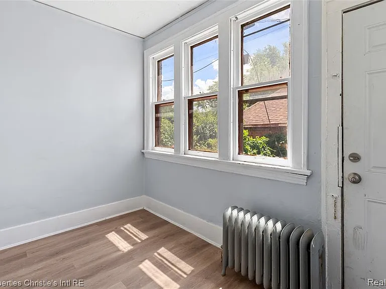 4573 Vancouver St — Photo 6