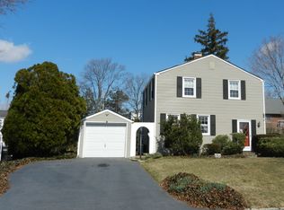 151 Manchester St, Westbury, NY 11590