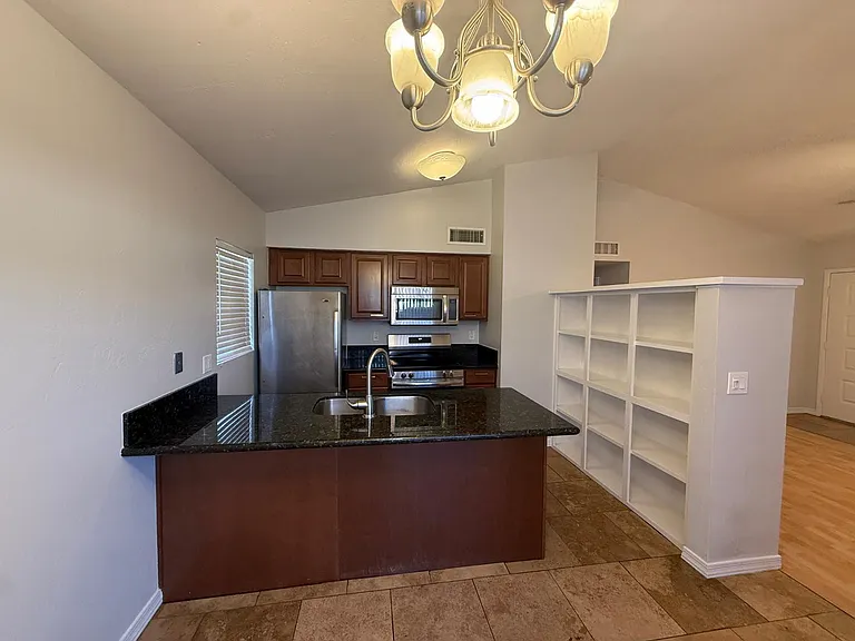 2527 S Maple Ave #102 — Photo 4