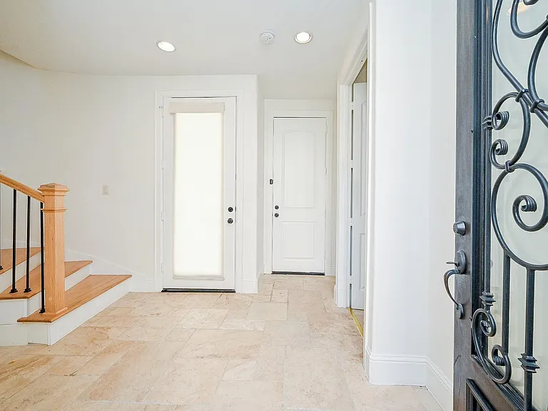 1825 W 24th St — Photo 6