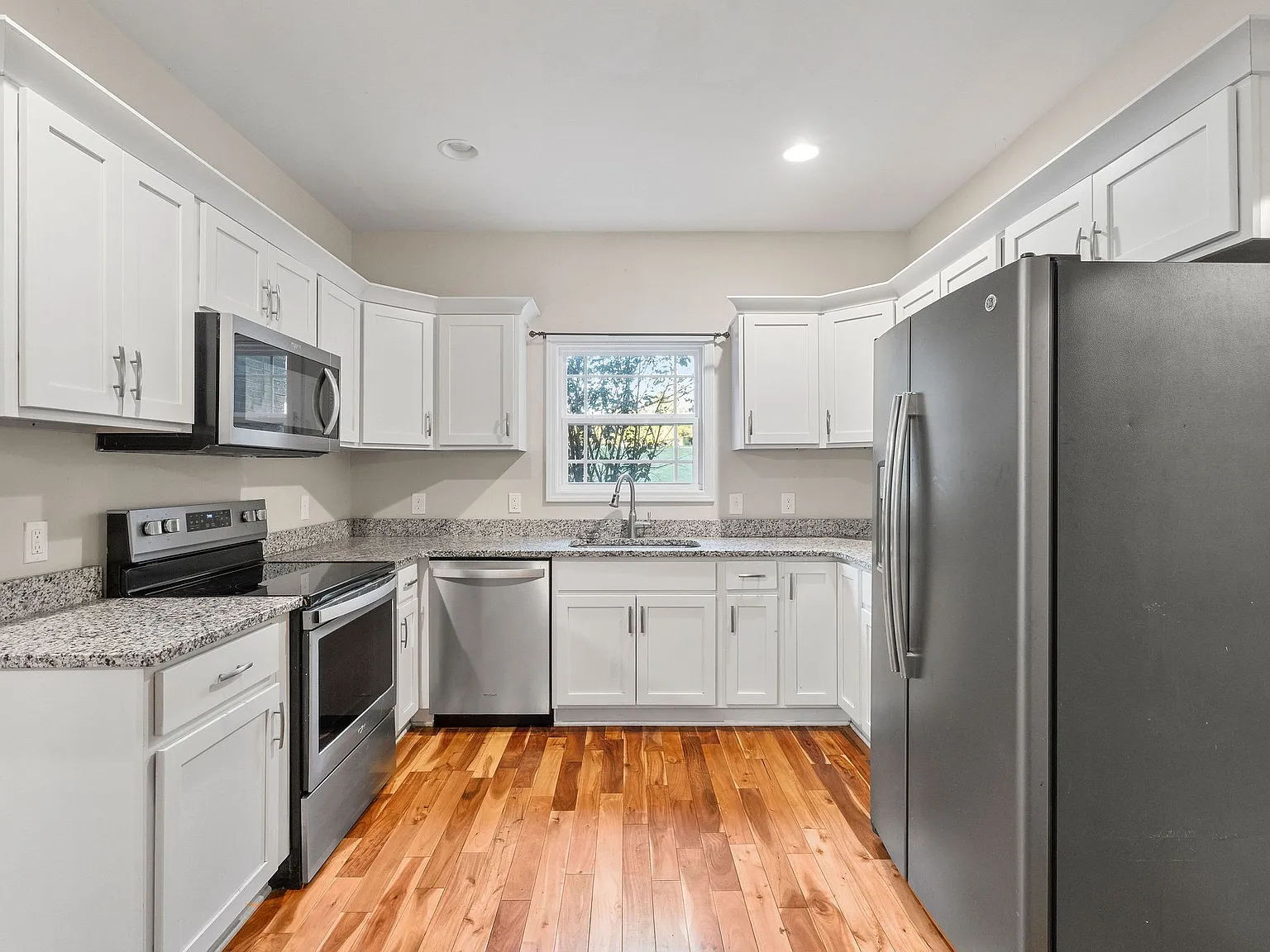 4 bed, 3.0 bath, 2620 sqft, $3,000 — Photo 2