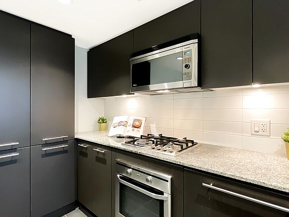 5th image of 522 W 8th Ave #401