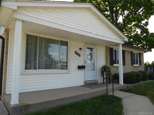 39116 Lea Ct, Sterling Heights, MI 48313