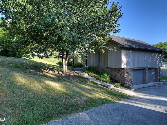 3rd image of 3916 Cambridge Cir