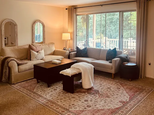 141 Linden Ln APT 3, Mequon, WI 53092