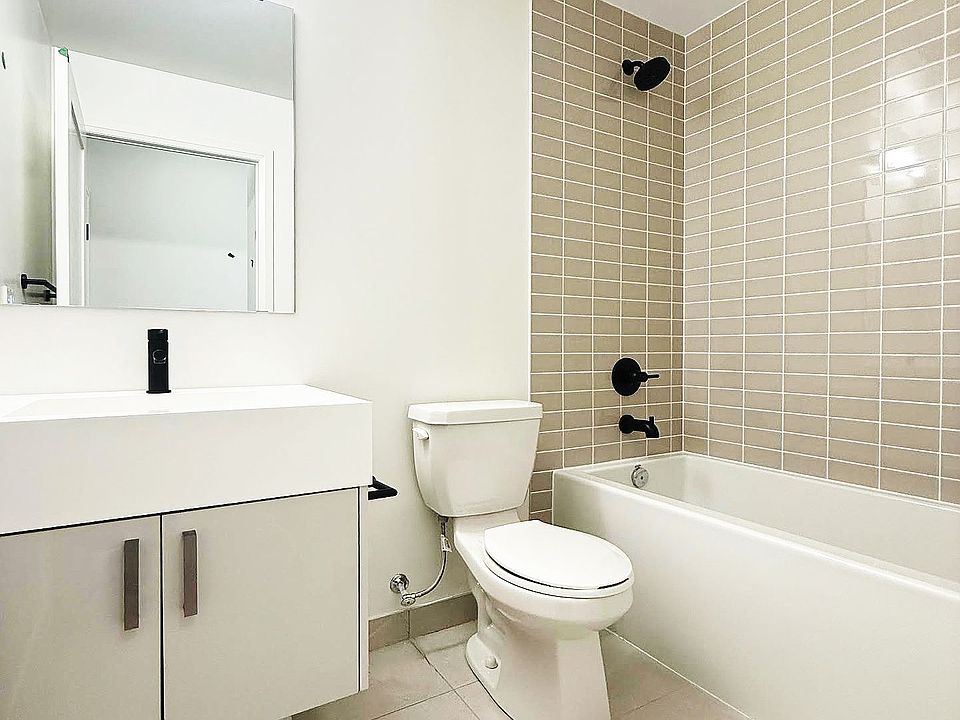 L'Appartement DEUXIEME CLASSE - L'Appartement ◆ WIDE T-SH テラコッタ USED 280 Dundas St W #1613, Toronto, ON M5A 3W1 | Zillow