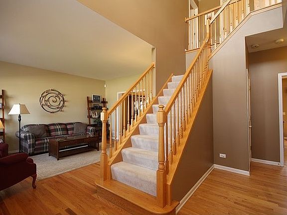 Spacious Foyer w/Hardwood