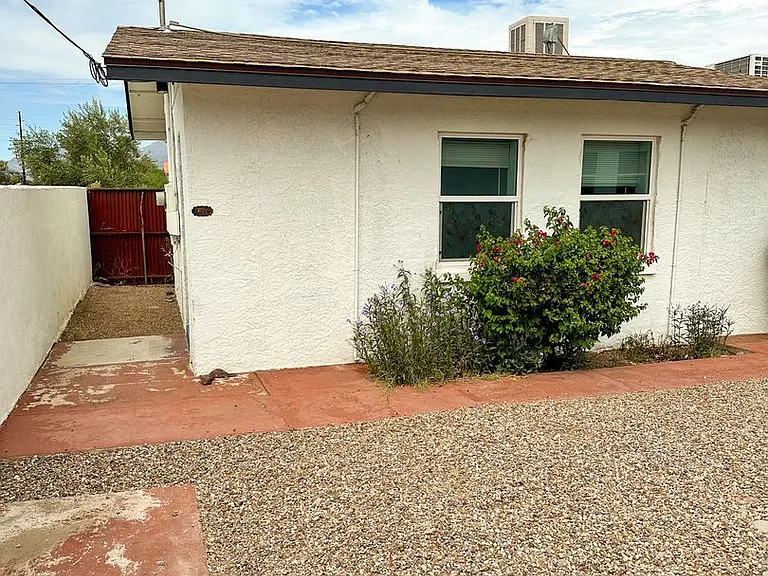 1376 N Country Club Rd — Photo 2