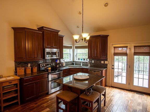4th image of 140 Berkshire Cir