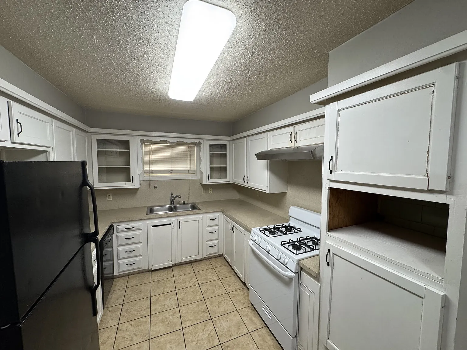 3 bed, 2.0 bath, 1775 sqft, $1,400 — Photo 3