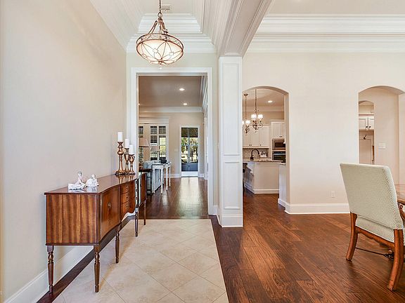 5th image of 105 Herbsaint Dr