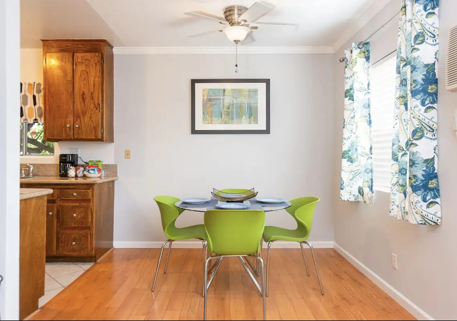 Trendy Sunny 2 Bdrm Flat in Heart of Weho — Photo 4