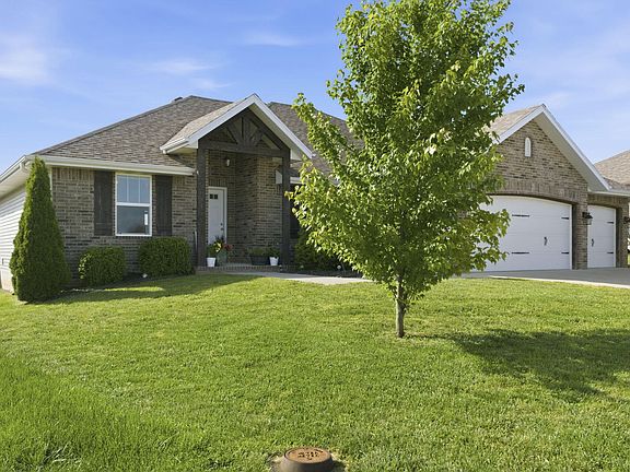 3rd image of 1648 N Pinnacle Avenue