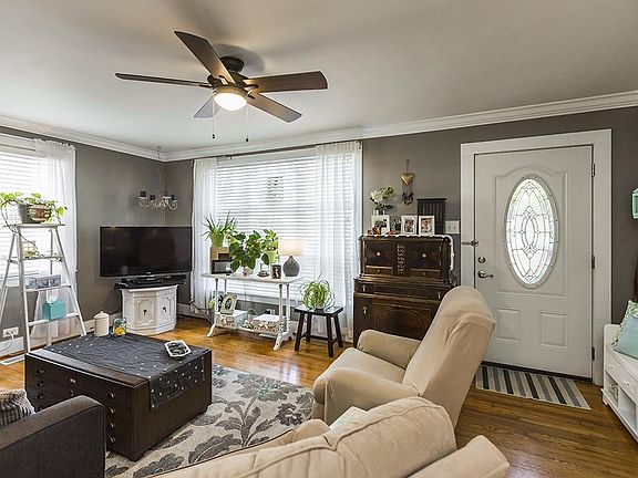 3rd image of 210 W Elm St