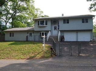 93 W 6th St, Ronkonkoma, NY 11779