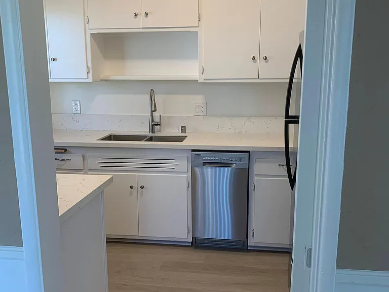 4 1241south Bundy Dr #4 — Photo 4