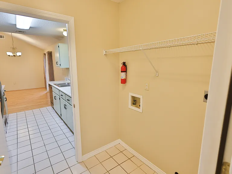 213 Pinoak Ct W — Photo 13