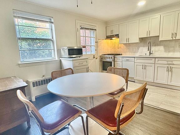 4th image of 63 Manor Dr