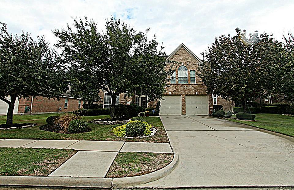 THIS CHARMING HOME IS LOCATED IN A GATED COMMUNITY