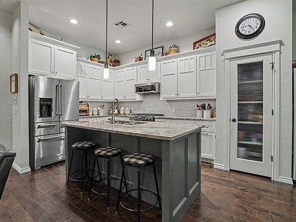 2nd image of 724 Blue Oak Way