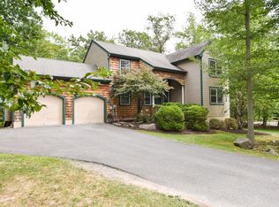 306 Creekside Ct, Canadensis, PA 18325