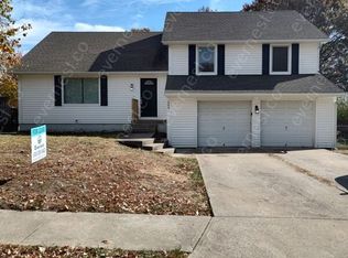 509 NE Adams Dr, Lees Summit, MO 64086