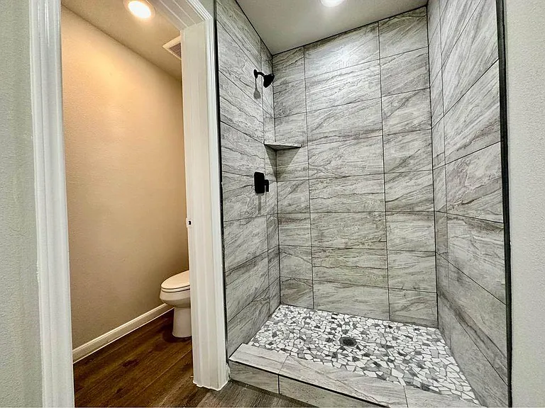 4302 Hirsch Rd #B — Photo 12