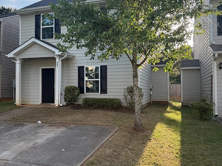 241 Coral Cir — Photo 3