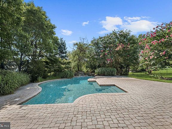 4th image of 903 Saint Michael Dr