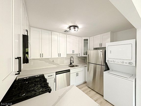 5th image of 135 Falcon Ridge Way