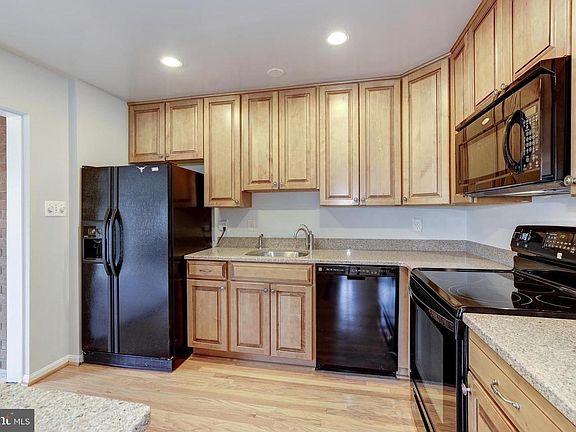 3rd image of 4919 Gainsborough Dr
