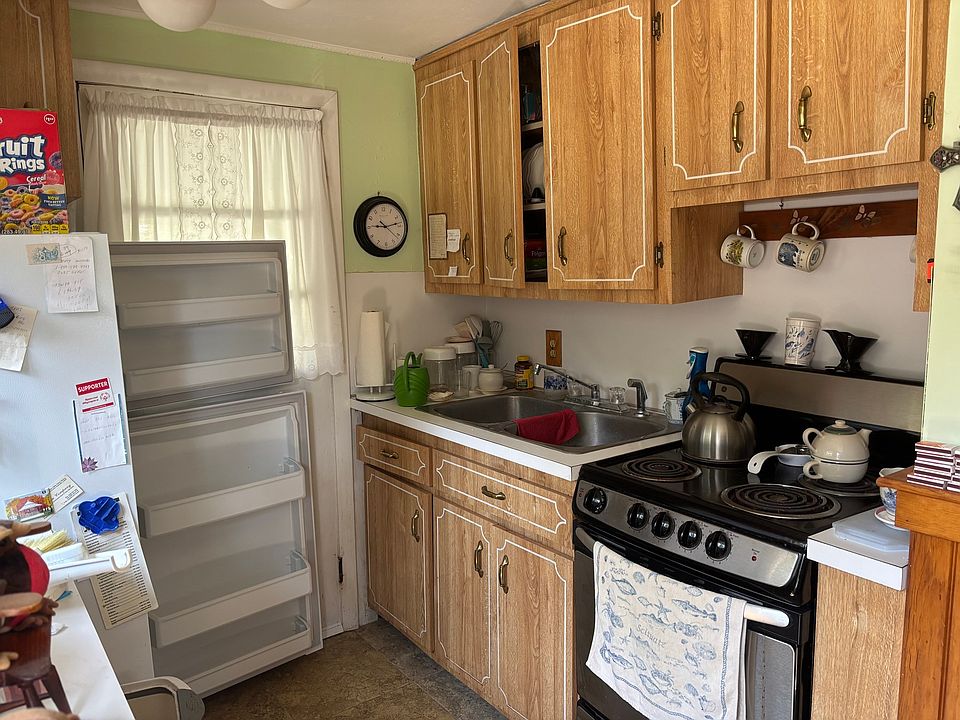2nd image of 15 Otis St