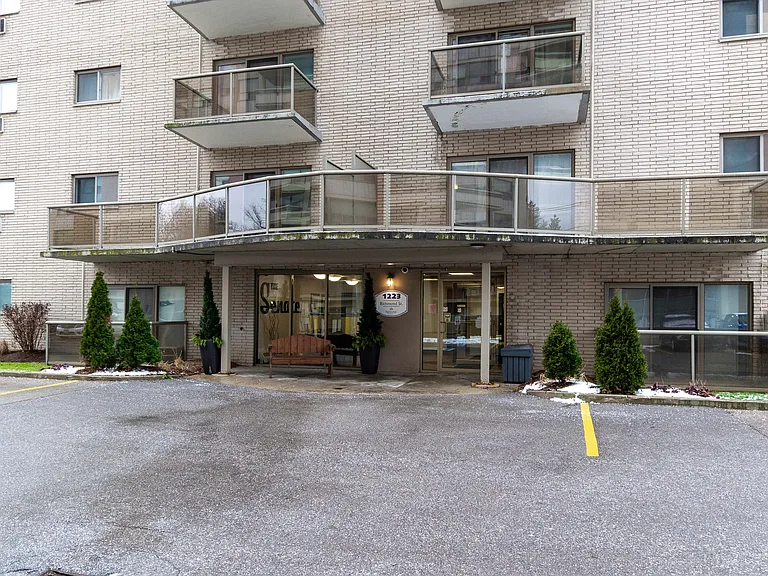 1223 Richmond St — Photo 4