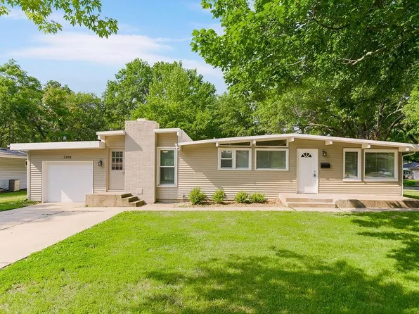 2201 NE Shady Lane Dr, Kansas City, MO 64118