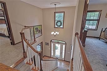 5th image of 35 Pine Manor Dr