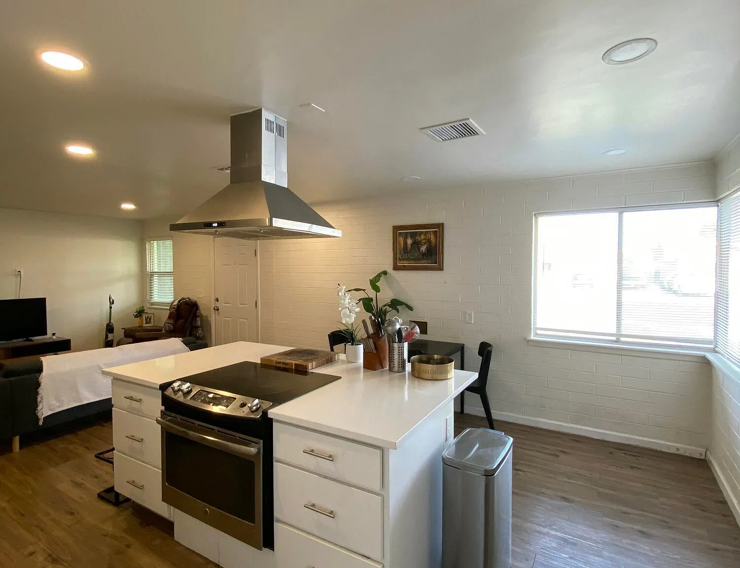 3 bed, 1200 sqft, $2,100 — Photo 1